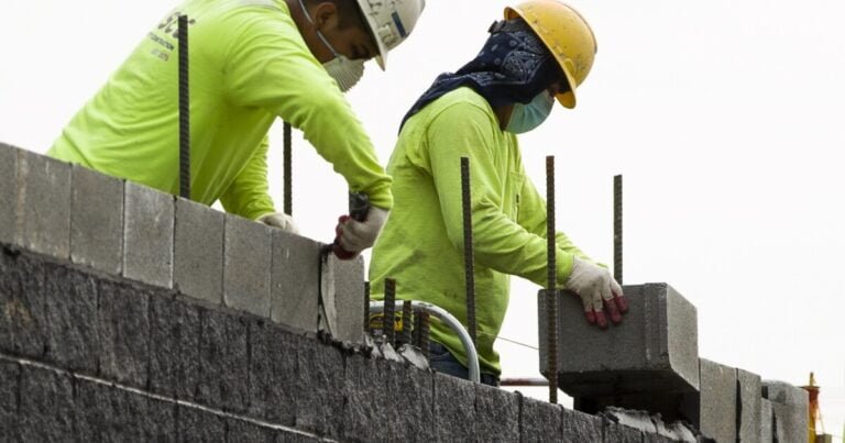 Inmigrantes serán clave para suplir mayor escasez de trabajadores para 2030