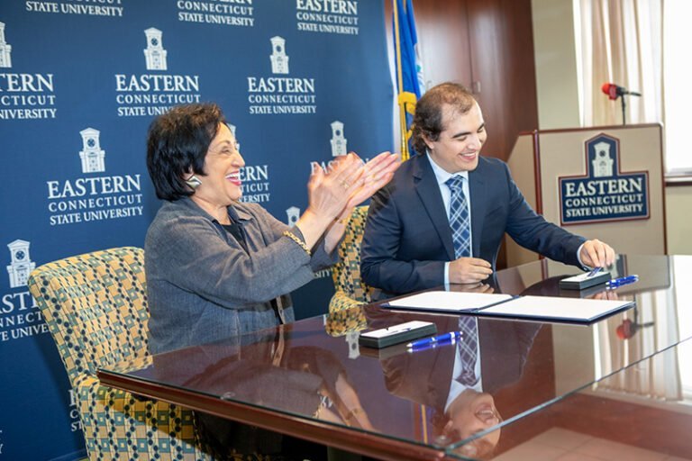 Anuncian becas para estudiantes universitarios latinos
