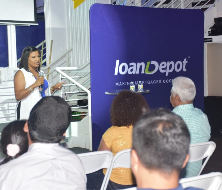 Comunidad aprende cómo comprar una casa por primera vez
