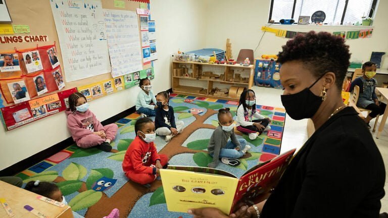 Eliminan uso de mascarillas para niños más pequeños en escuelas y guarderías