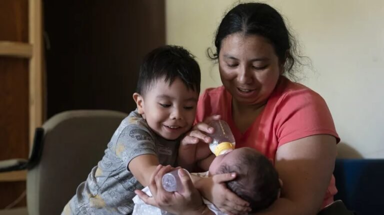 Escasez de fórmula para bebés afecta a hogares de bajos ingresos y a familias de color