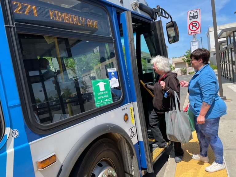 Gobernador recuerda que servicio de autobús es gratuito por 5 meses más