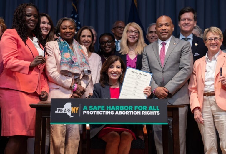 NY amplía protecciones al aborto con efecto inmediato