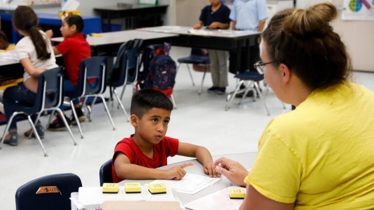 Norwalk invierte otros $400 mil en programa que ayuda a niños inmigrantes