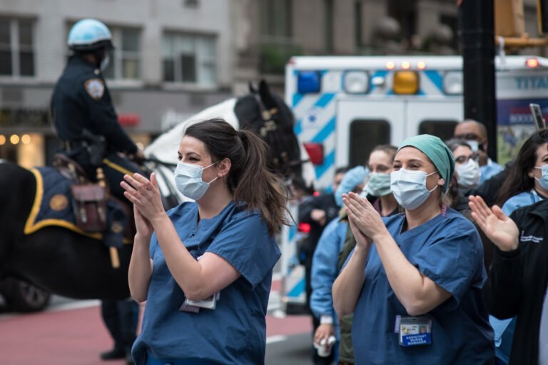 Programa de ayuda para trabajadores esenciales de CT afectados por COVID-19
