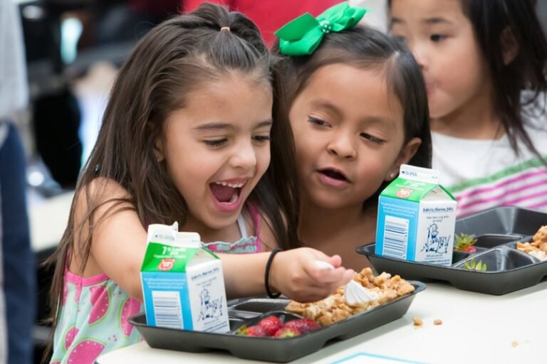 Se unen para promover comidas gratis para niños y adolescentes