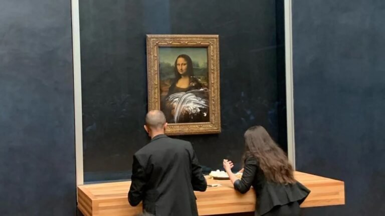 Un hombre disfrazado de anciana lanza un pastel a la Mona Lisa