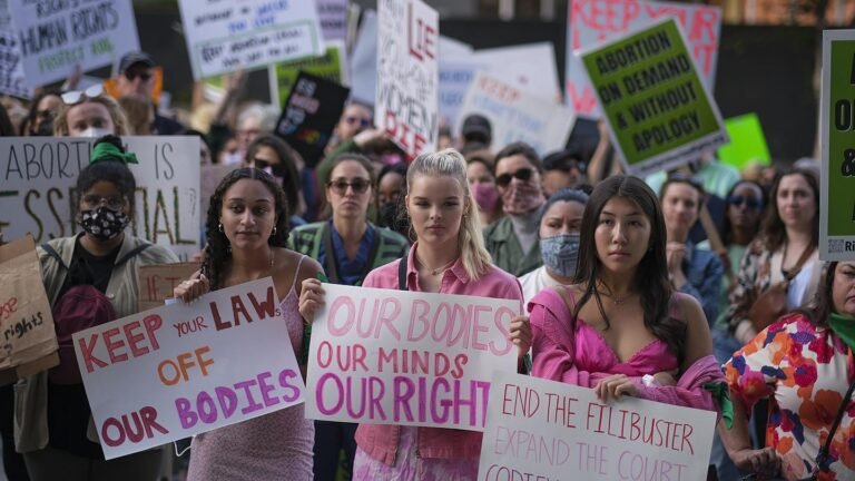 Cómo impacta la anulación del derecho al aborto en las latinas