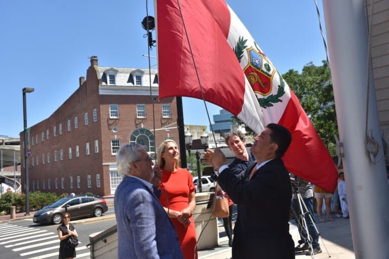 Cultura y flolklore, en izamiento de bandera del Perú