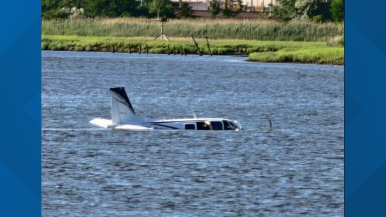 Dos personas rescatadas después de que avión aterrizara en río