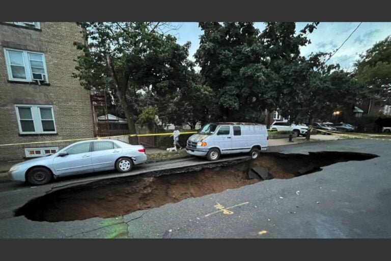 Impactante agujero en calles de NY se traga un vehículo