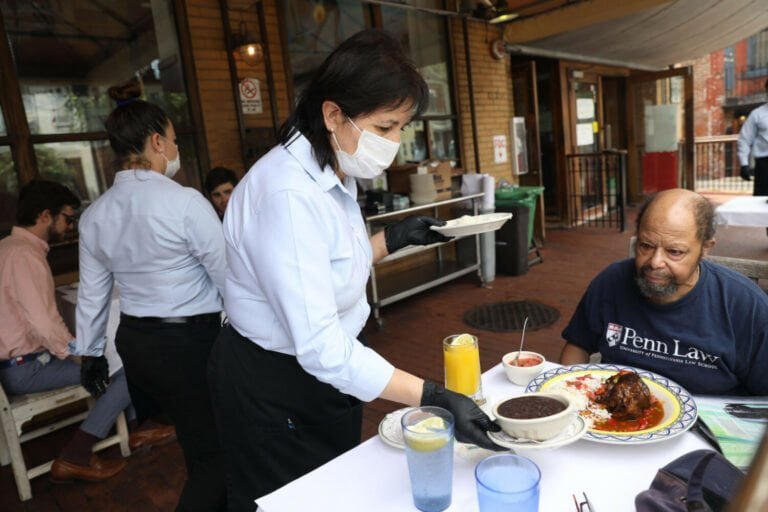 Restaurantes de CT luchan con aumento de salario mínimo