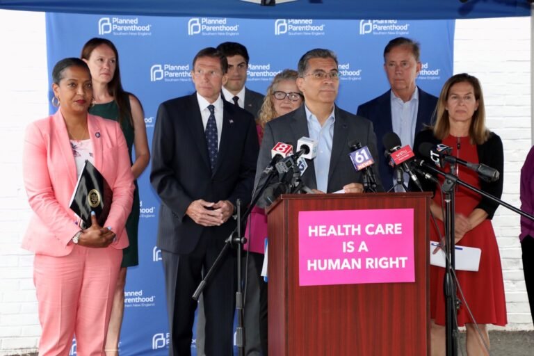 Secretario de Salud de EEUU visita CT y promete luchar por el derecho al aborto