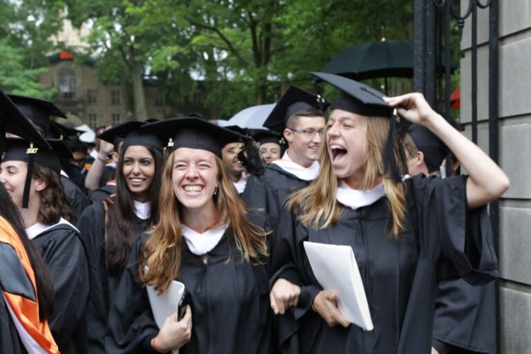 Tasa de graduación de la escuela secundaria aumenta por primera vez en 4 años