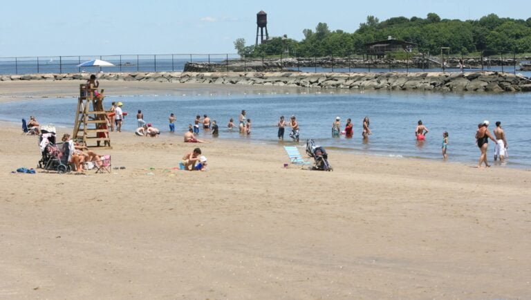 Westchester exime las tarifas de playa para aliviar costos de la inflación