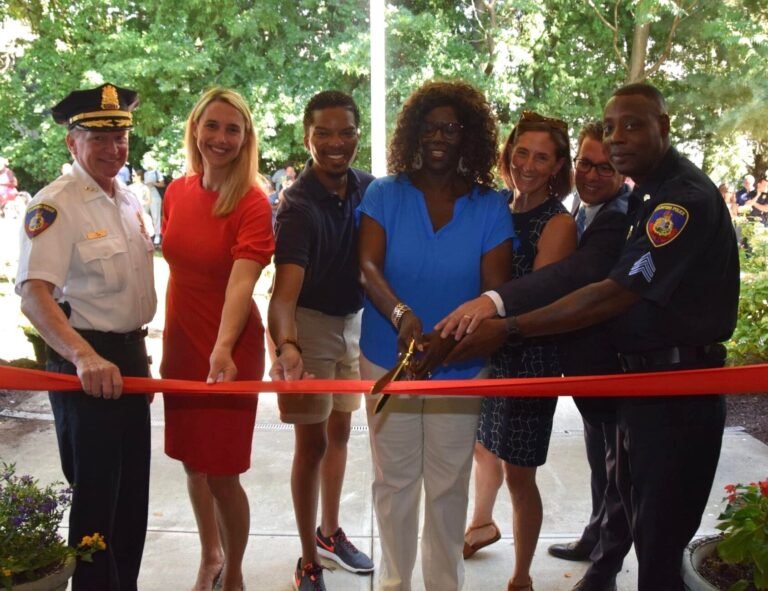 Abren nueva sucursal de biblioteca Ferguson en West Side