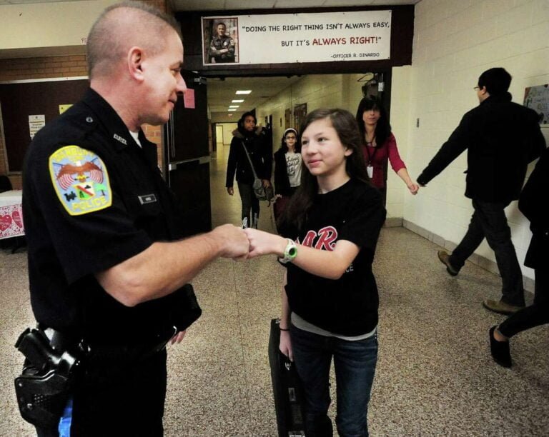 Comienzan a contratar guardias armados antes del año escolar