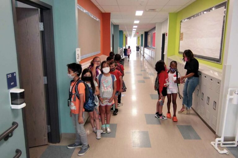 Escuelas de Stamford se preparan para el “precipicio fiscal”
