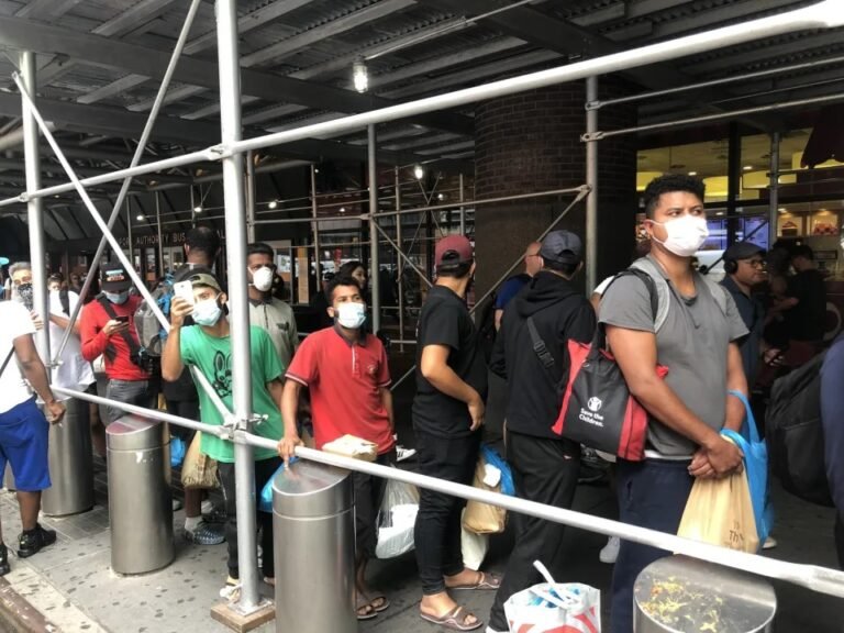 Más de 400 inmigrantes llegan a NY en buses desde Texas en solo 48 horas