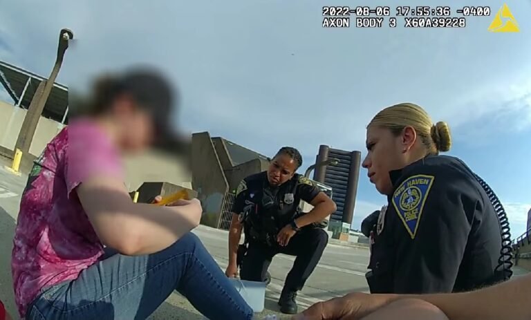 Oficiales rescatan a mujer que intentó saltar de un edificio