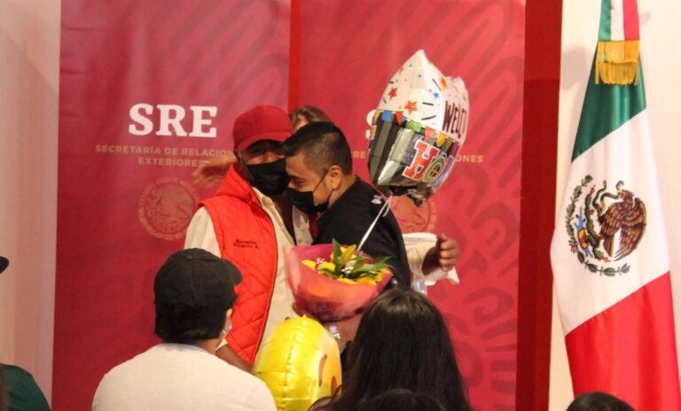 Padres mexicanos se reencuentran con sus hijos en NY tras décadas