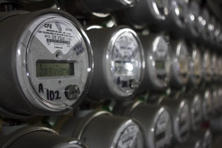 Reguladores de servicios públicos votan para reducir las tarifas eléctricas