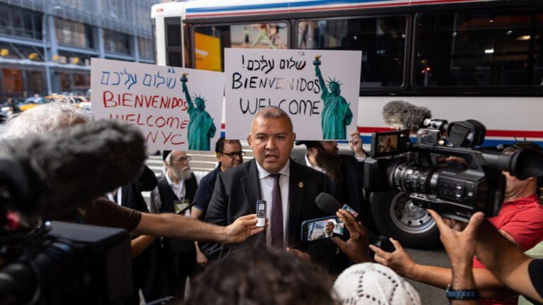 Un tercio de inmigrantes llega a NY desde Texas contra su voluntad