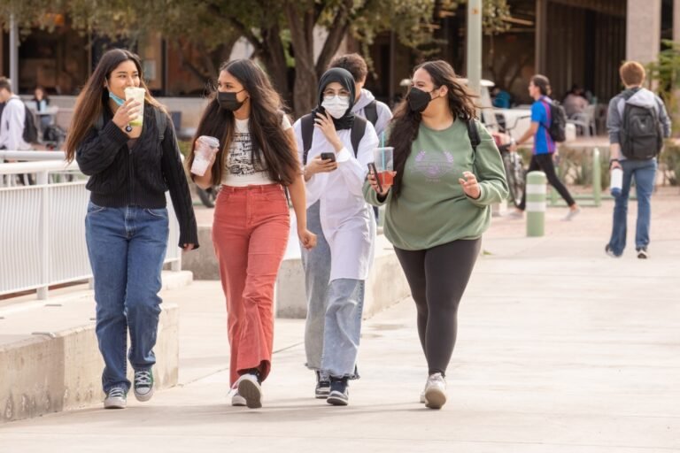 Universidades alivian restricciones de COVID-19 a medida que comienza semestre de otoño