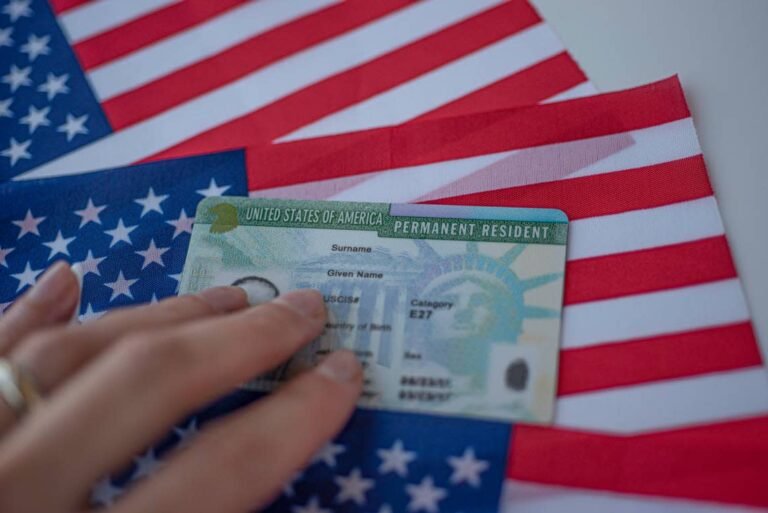 Inmigración aumenta a dos años validez de green cards vencidas