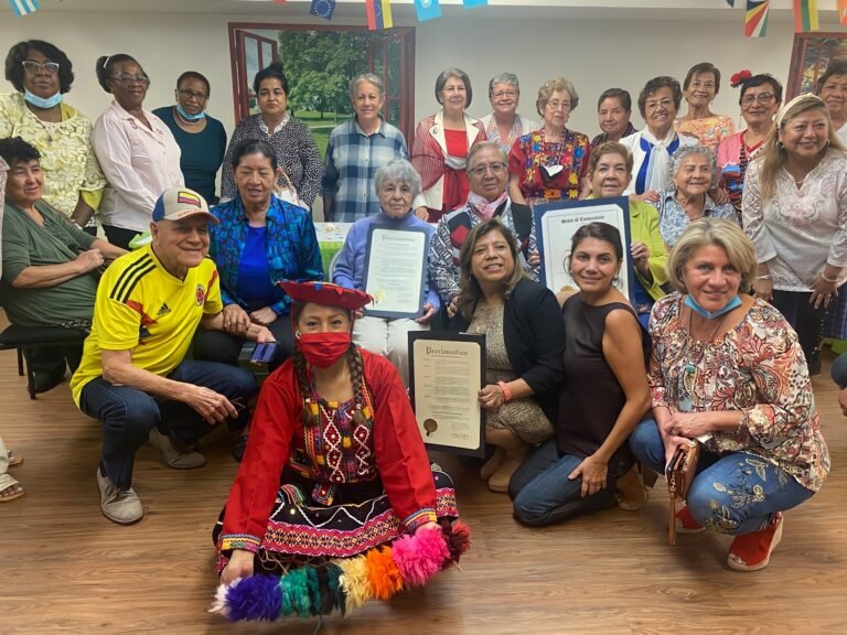Adultos mayores celebran Mes de la Herencia Hispana