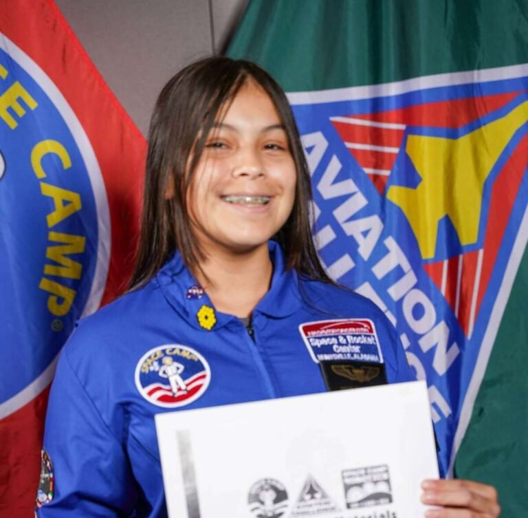 Beca Space Camp cumple sueño de estudiante hispana