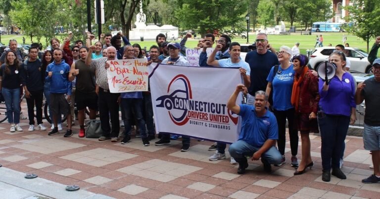 Conductores de viajes compartidos protestan para pedir salarios y beneficios justos