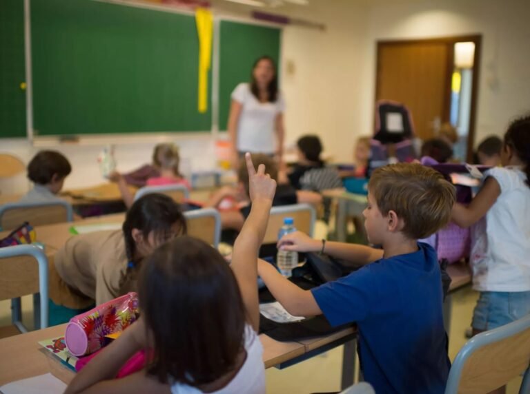 Escuelas ofrecerán a maestros dinero extra para clases adicionales