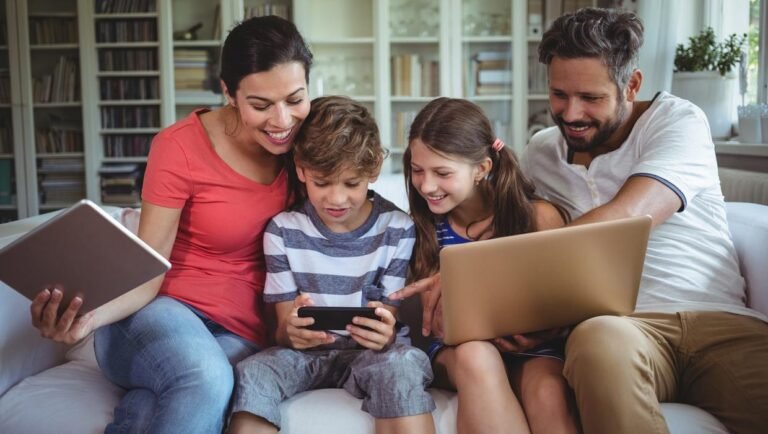¿Está compartiendo en exceso la información de su hijo en línea y no se está dando cuenta?, se preguntan expertos