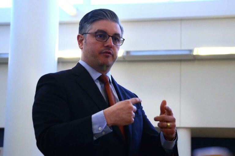 Ex administrador escolar degradado debido a una enfermedad, según demanda