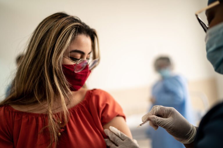 Vacunas de refuerzo actualizadas, la nueva alternativa contra el coronavirus en EEUU