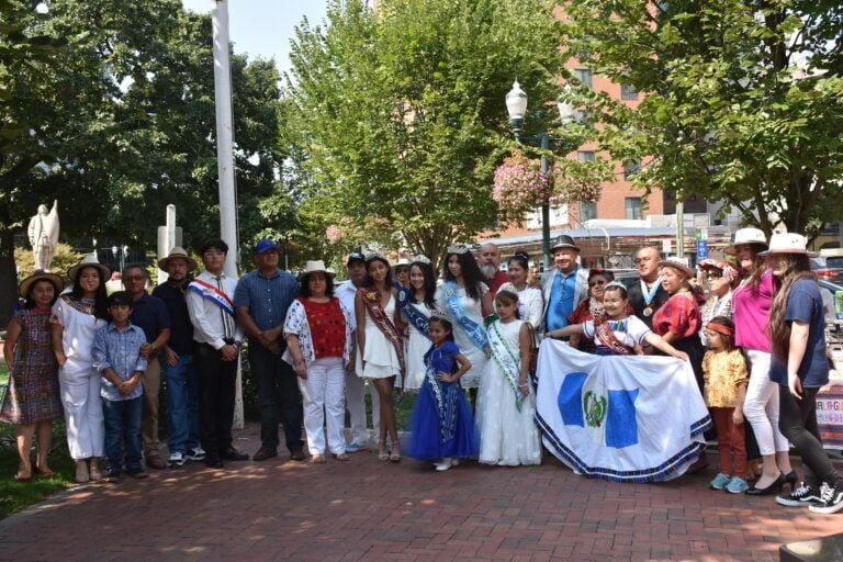 Guatemaltecos celebran 201 años de independencia