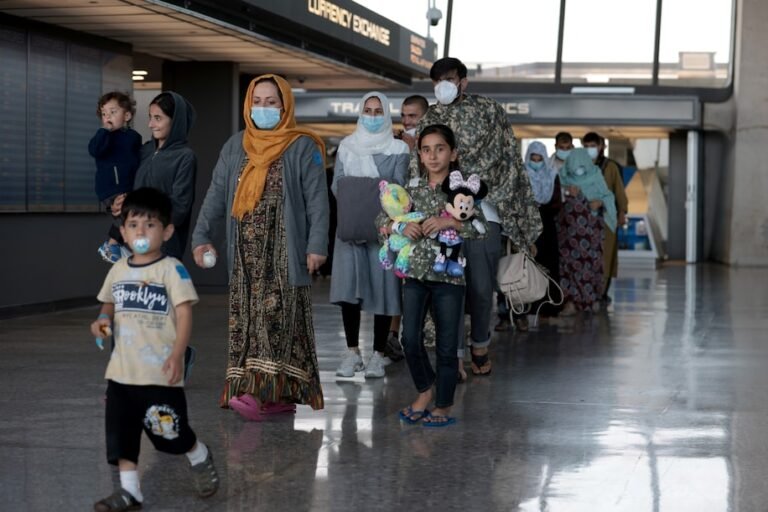 Legisladores demócratas piden que Estado financie servicios legales para refugiados