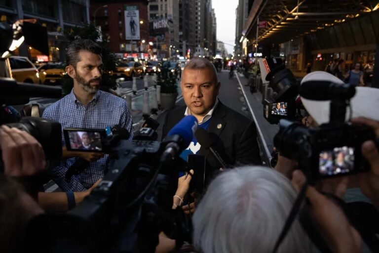 NY legaliza contrato de asesoría legal para inmigrantes por $5 millones
