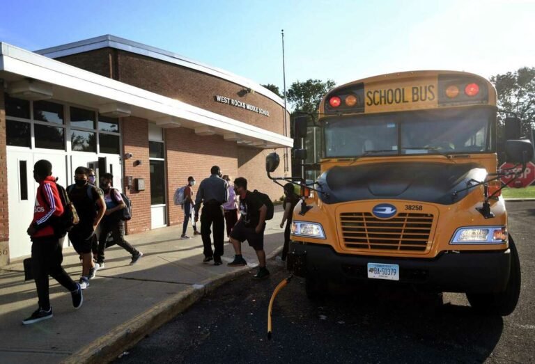Norwalk ajusta programa escolar en medio de las quejas de los padres
