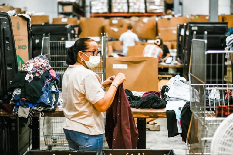 Nuevo programa recicla casi 10 mil libras de ropa y telas desde abril