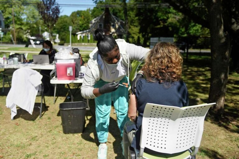 Roban carpa a clínica de vacunas contra el COVID-19 en parque