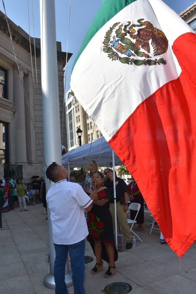 Por tercer año mexicanos izan su bandera en Stamford