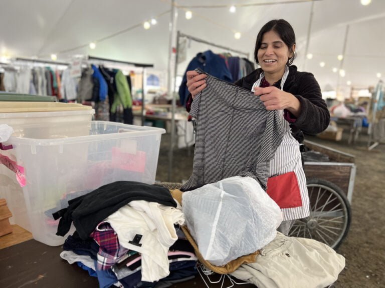 Venta de ropa y muebles a beneficio de agencia que ayuda a niños y familias