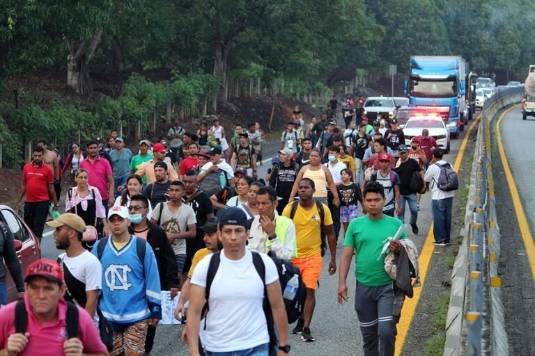 Más de un millón de migrantes han entrado a EEUU durante gobierno de Biden, según New York Times