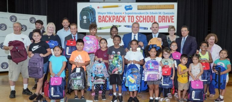 Yonkers otorga 800 mochilas a niños necesitados