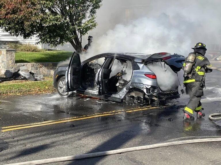 Auto se incendia tras choque que involucró autobús escolar
