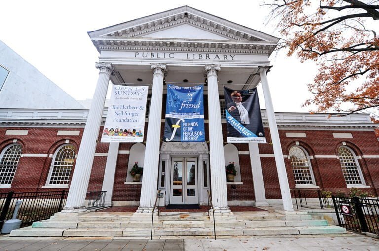 Biblioteca Ferguson presentará conferencia sobre casos de Sandy Hook contra Remington y Alex Jones