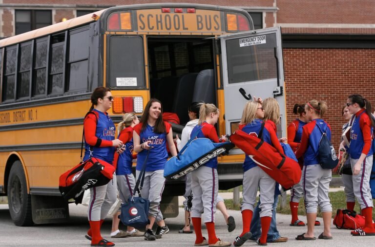 Deportistas de escuela secundaria luchan con problemas de autobuses por costos más altos y cambios de horario