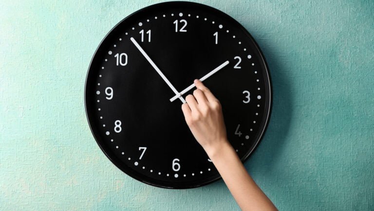 Expertos recomiendan no adelantar ni atrasar el reloj dos veces al año